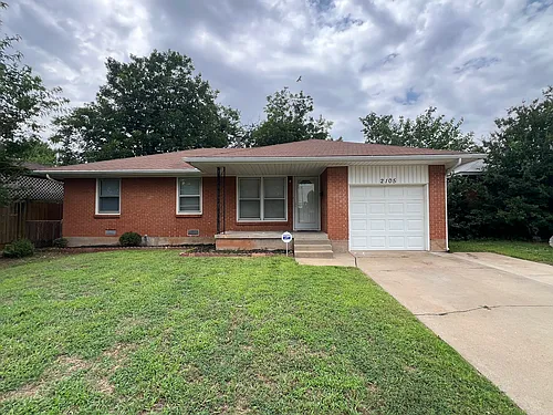 2105 Maple Dr Photo 1
