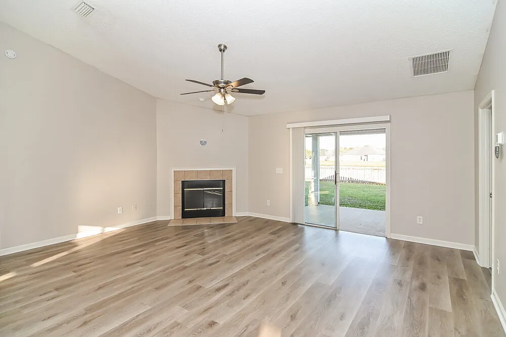 3 bed, 2.0 bath, 1519 sqft, $3,460 — Photo 4