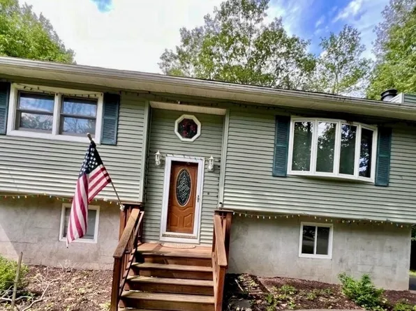 1121 Thunder Dr, Pocono Summit, PA 18346