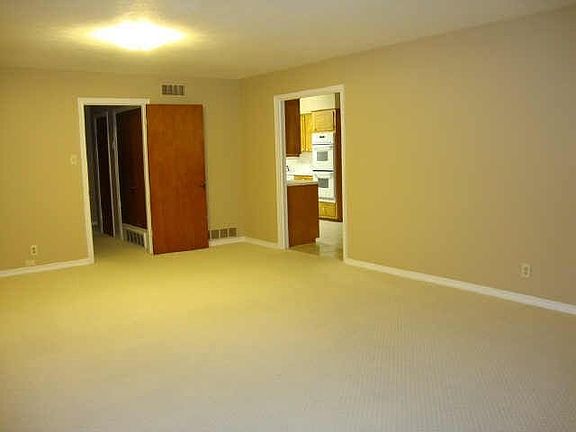 3rd image of 2104 Highwood Dr