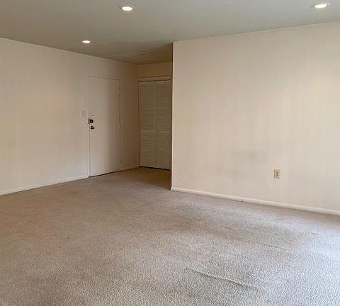 2nd image of 6135 Leesburg Pike APT 207