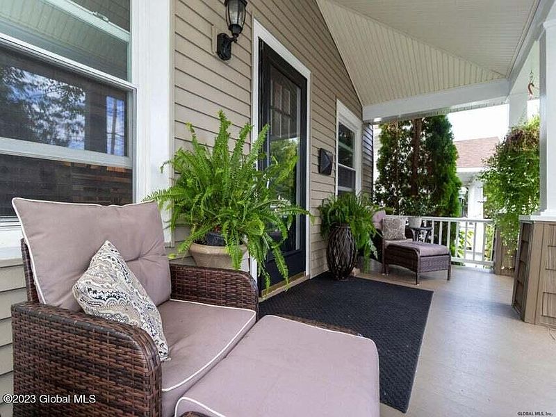 4th image of 1067 Garner Avenue