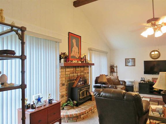 3rd image of 812 Wildwood Dr
