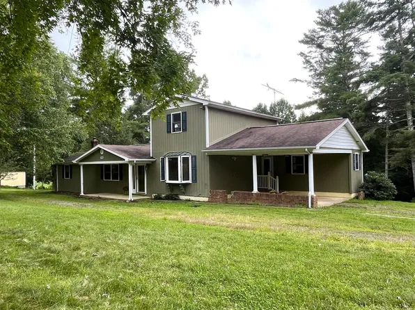 1789 Peacock Dr, Hillsville, VA 24343