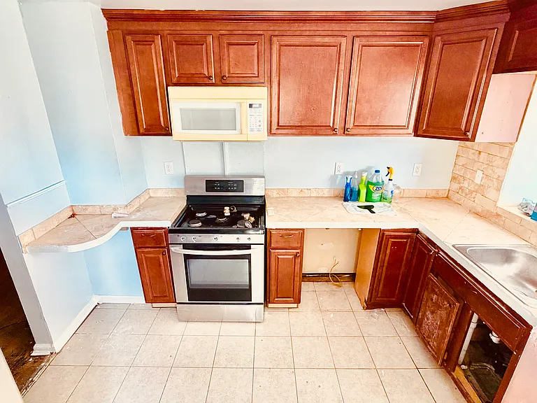 1950 Michael Ave — Photo 4
