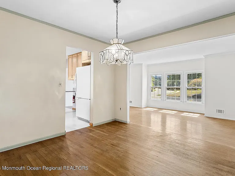 648 Longview Dr — Photo 6