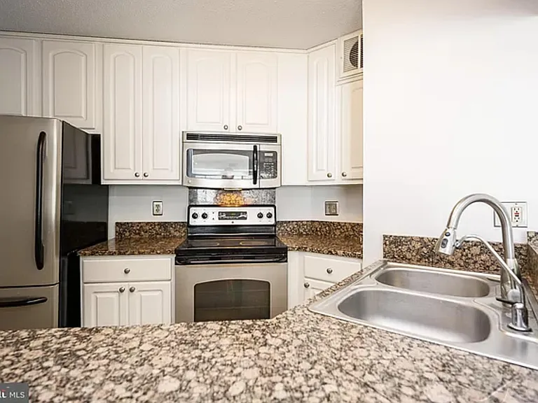 900 N Stafford St #905 — Photo 31