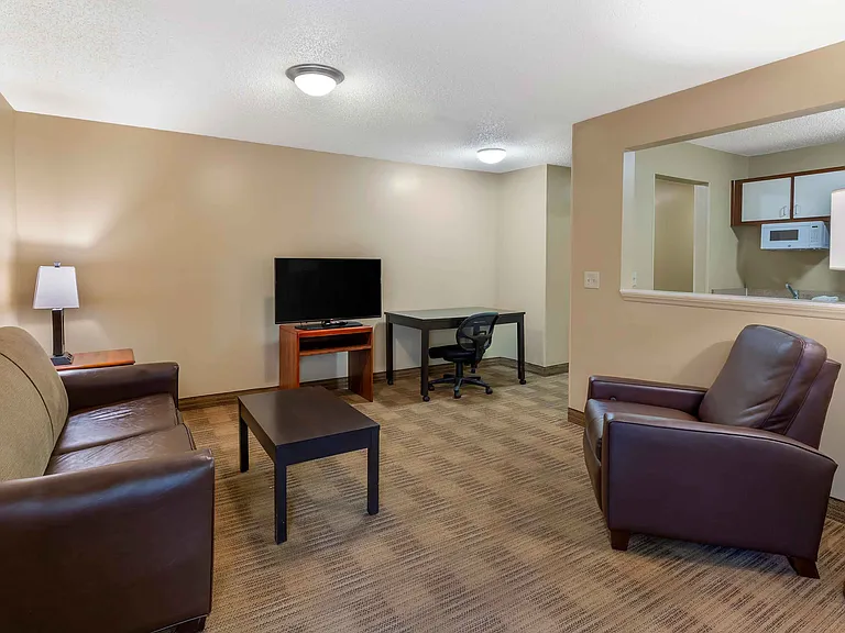1 Bedroom Suite - 1 Queen Bed