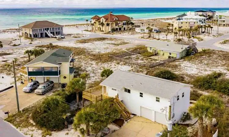 1st image of 302 Avenida