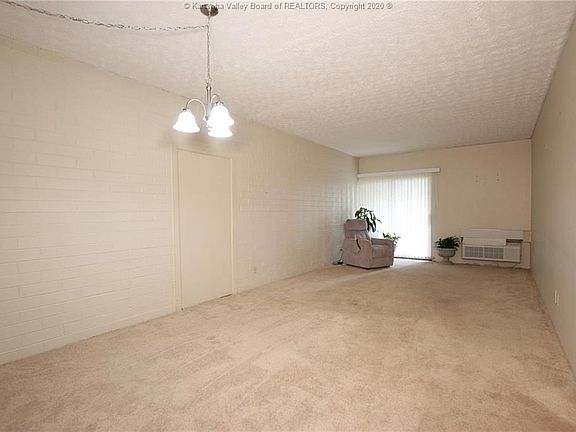 2nd image of 2106 Kanawha Blvd E #113