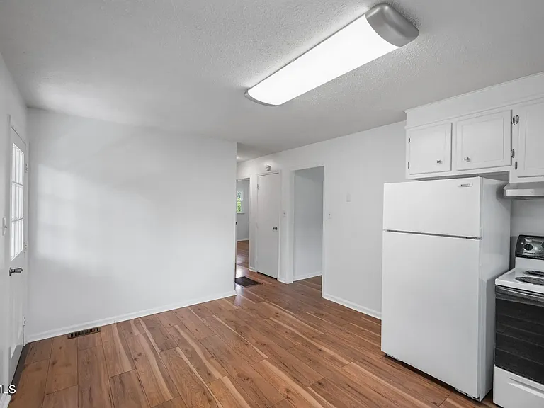 15 Holmes St — Photo 14