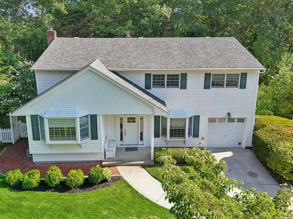 23 Dione Lane, Hauppauge, NY 11788