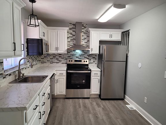 Eat-in Kitchen with stainless steel appliances