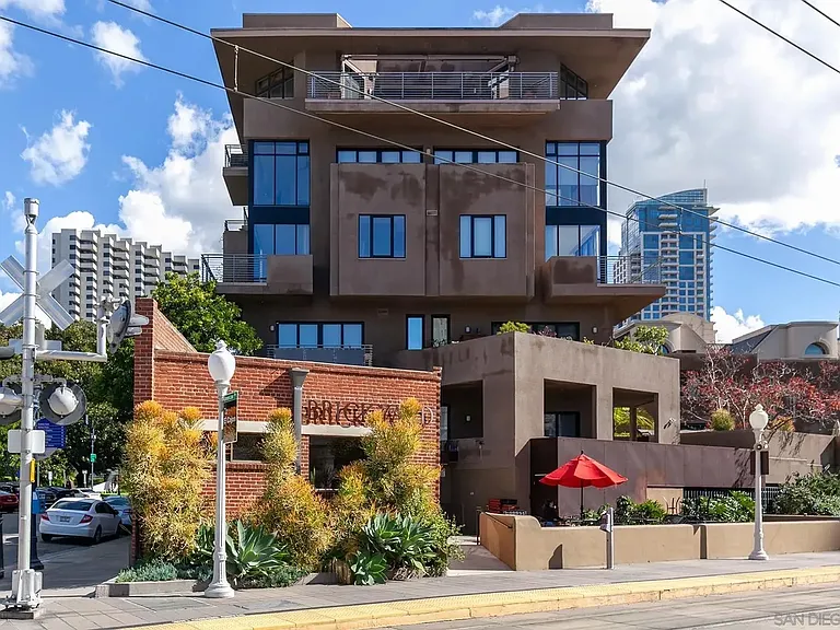 611 W G St W #321 — Photo 26