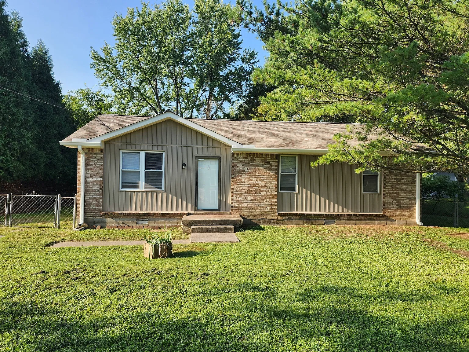 3 bed, 1.0 bath, 1050 sqft, $1,850 — Photo 2