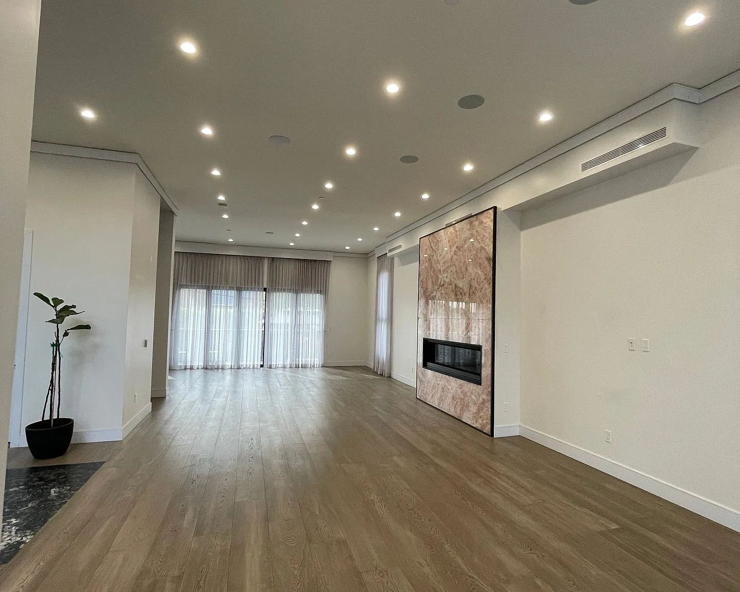 4 bed, 3150 sqft, $7,950 — Photo 3