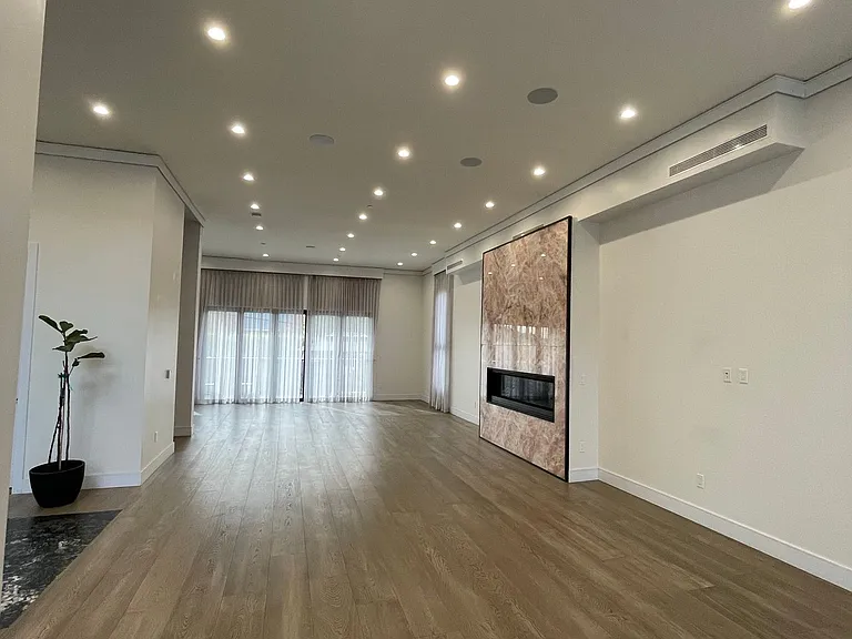 2928 Franklin St — Photo 3