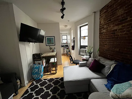 Rented by Salon Realty Corp | media 7