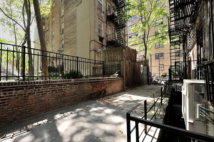 240 E 28th St #1 — Photo 1