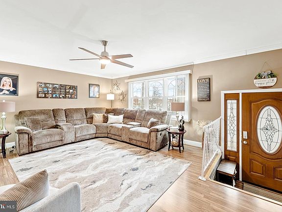 5th image of 12464 Sweet Briar Pl