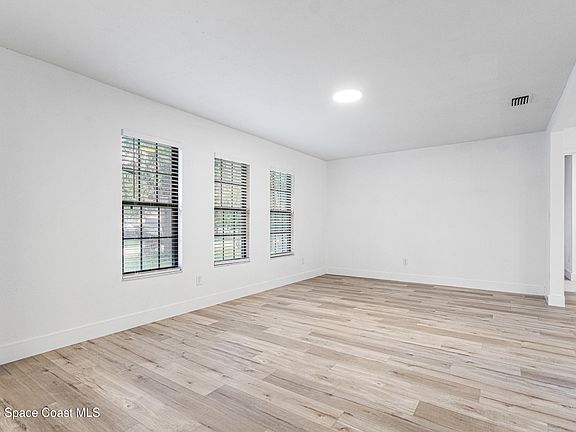 5th image of 4890 Yew Ct