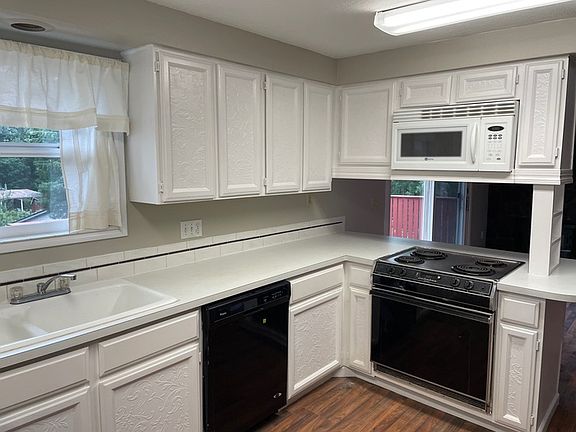 4th image of 131 S Vista Way