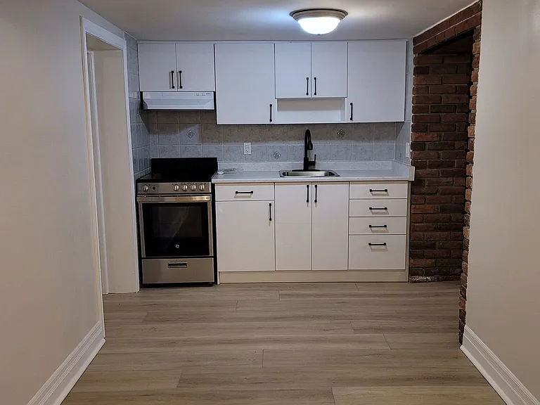 11 Rusholme Dr #LOWER — Photo 2