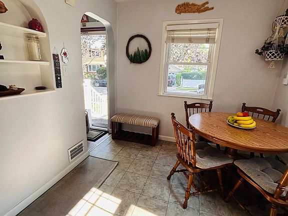 4th image of 98 Albertson Place