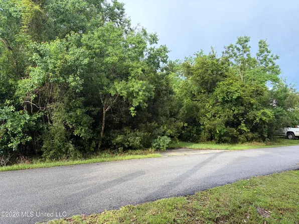 232 Pine Ridge Dr, Waveland, MS 39576