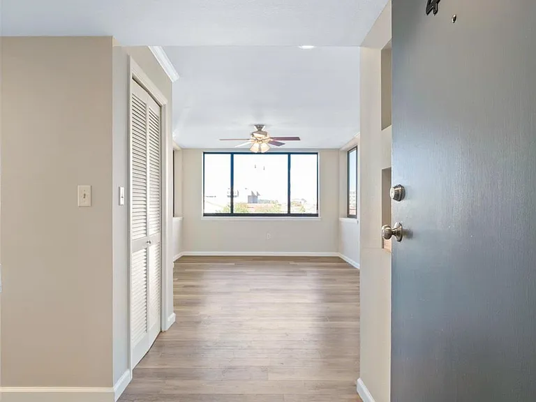 402 Port Royal Way — Photo 4