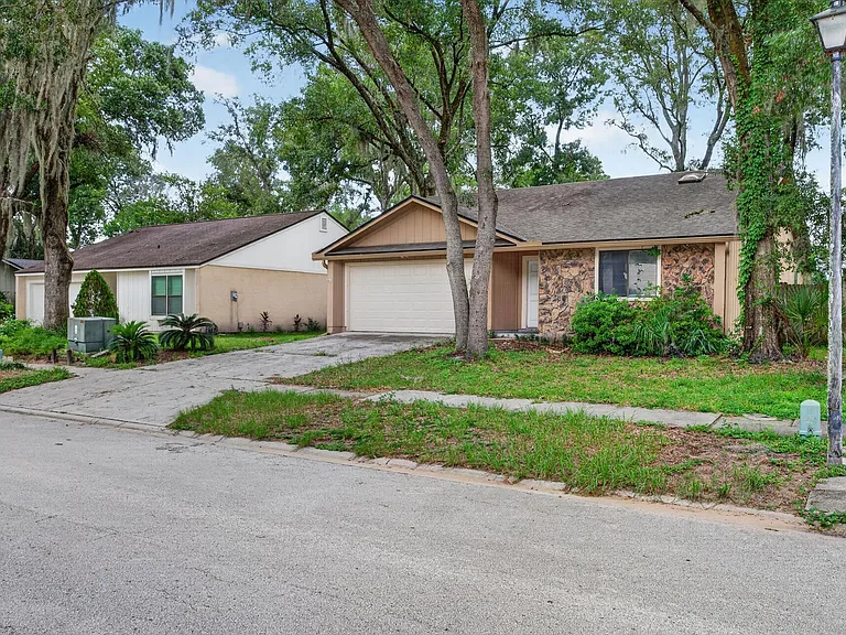 1445 Classic Oak Rd W — Photo 2