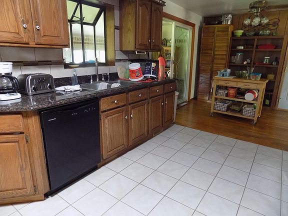 Nice solid oak kitchen, granite counter tops, tile floor, co