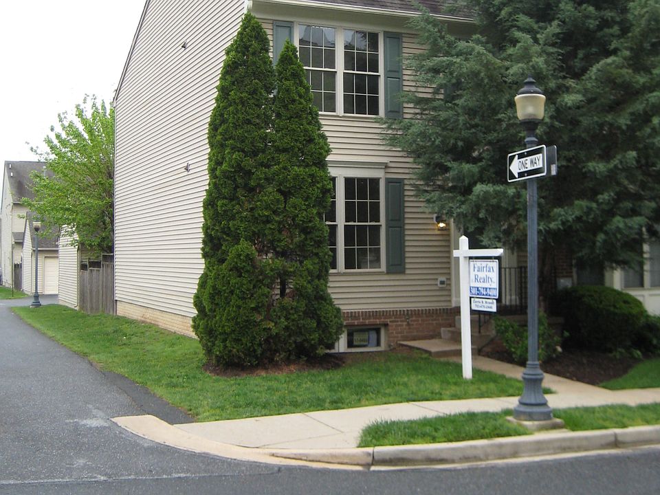 SPACIOUS 4 LEVEL END UNIT