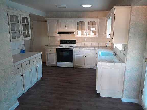 2nd image of 696 Pineview Dr