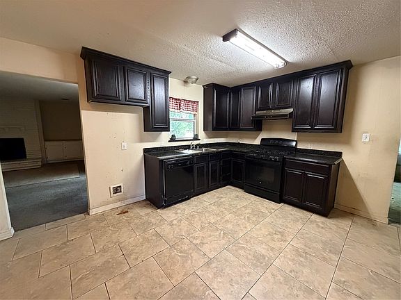 4th image of 2104 Utica Dr