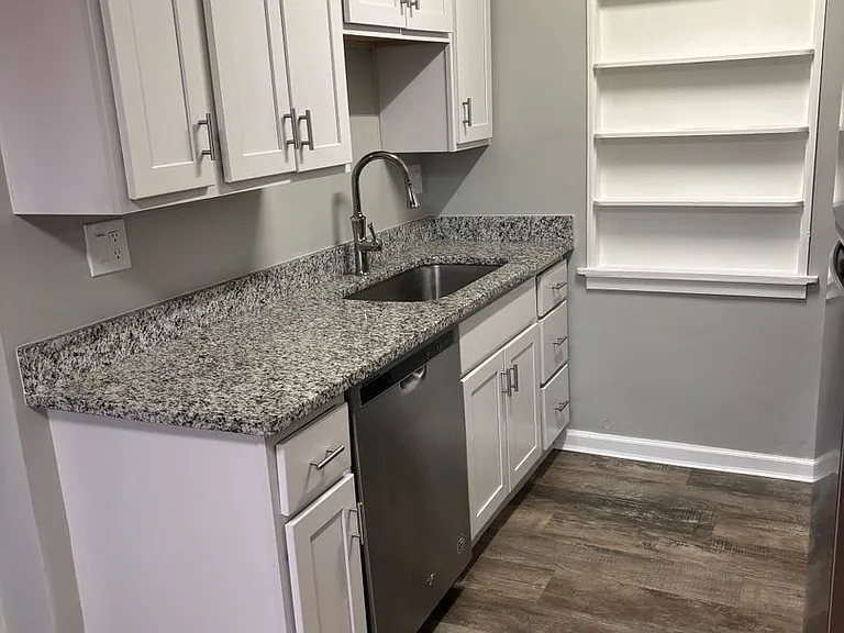 2521 Hackberry - Updated 1 Bedrooms Apts. in E Walnut Hills — Photo 12