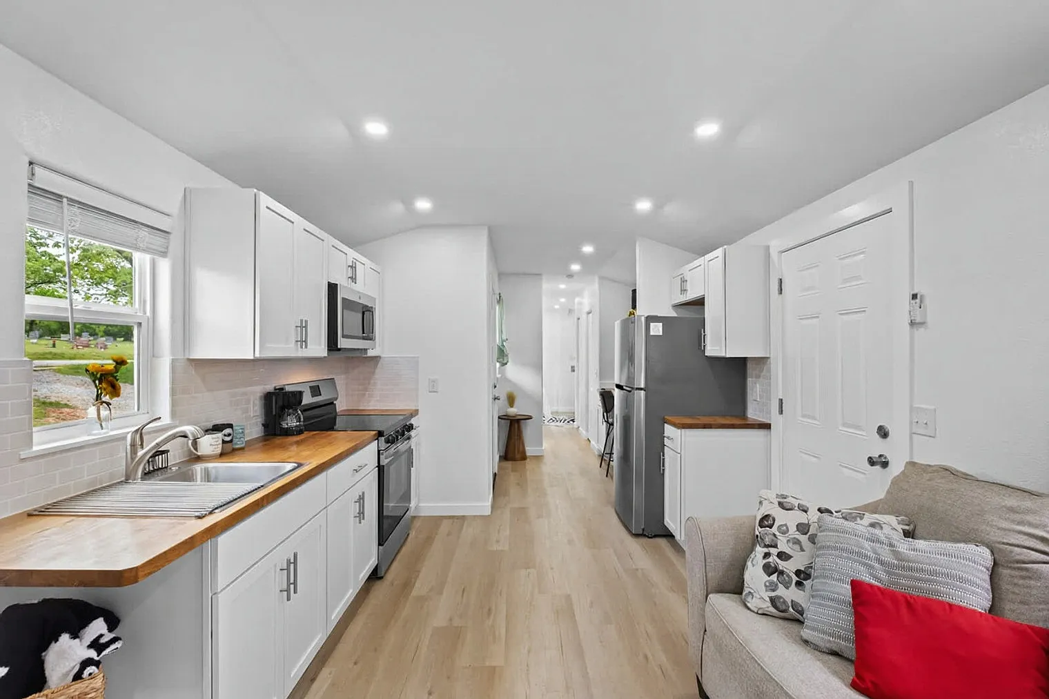 1 bed, 1.0 bath, 893 sqft, $2,500 — Photo 2