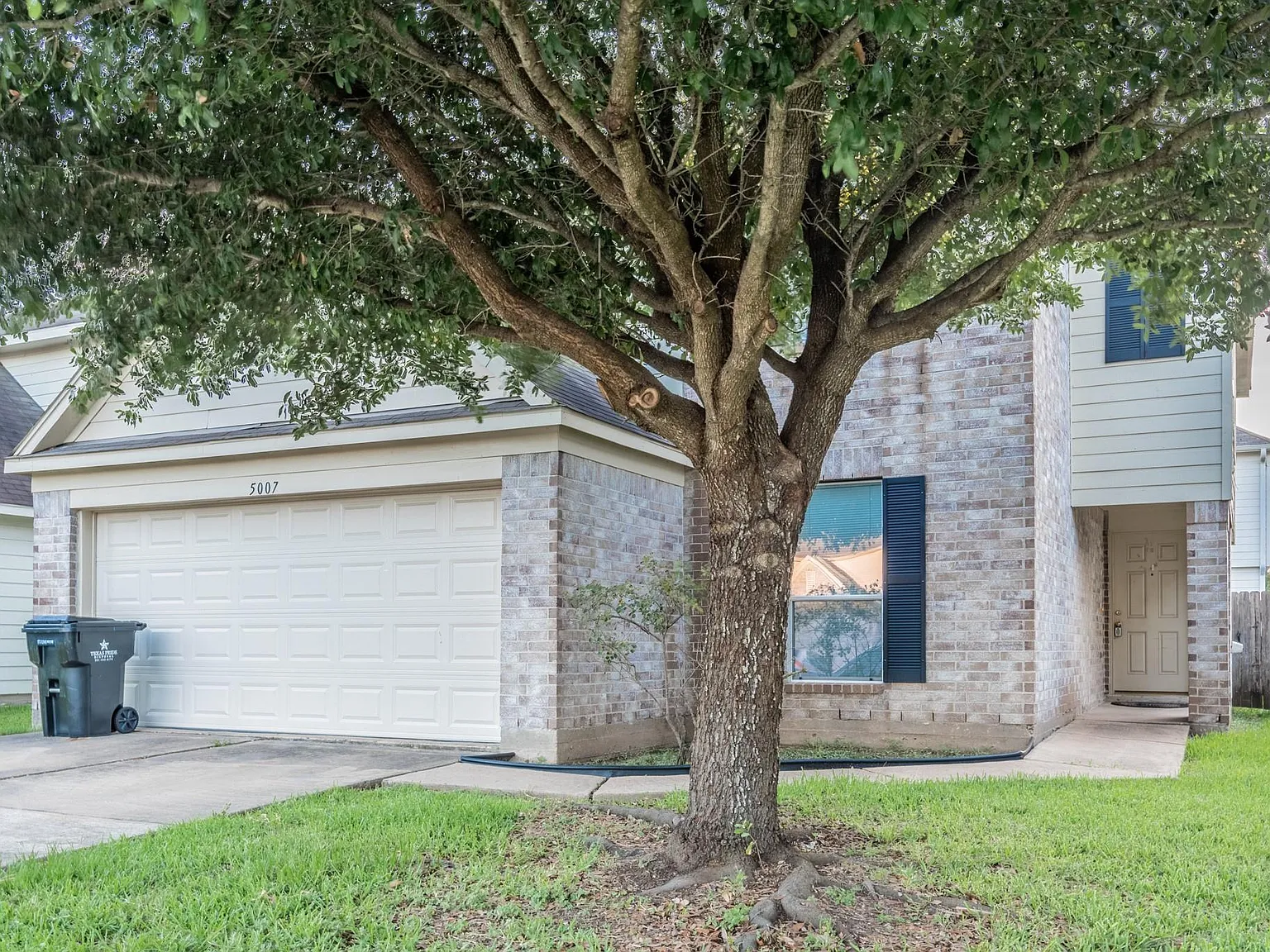 5 bed, 2.5 bath, 2700 sqft, $1,950 — Photo 2