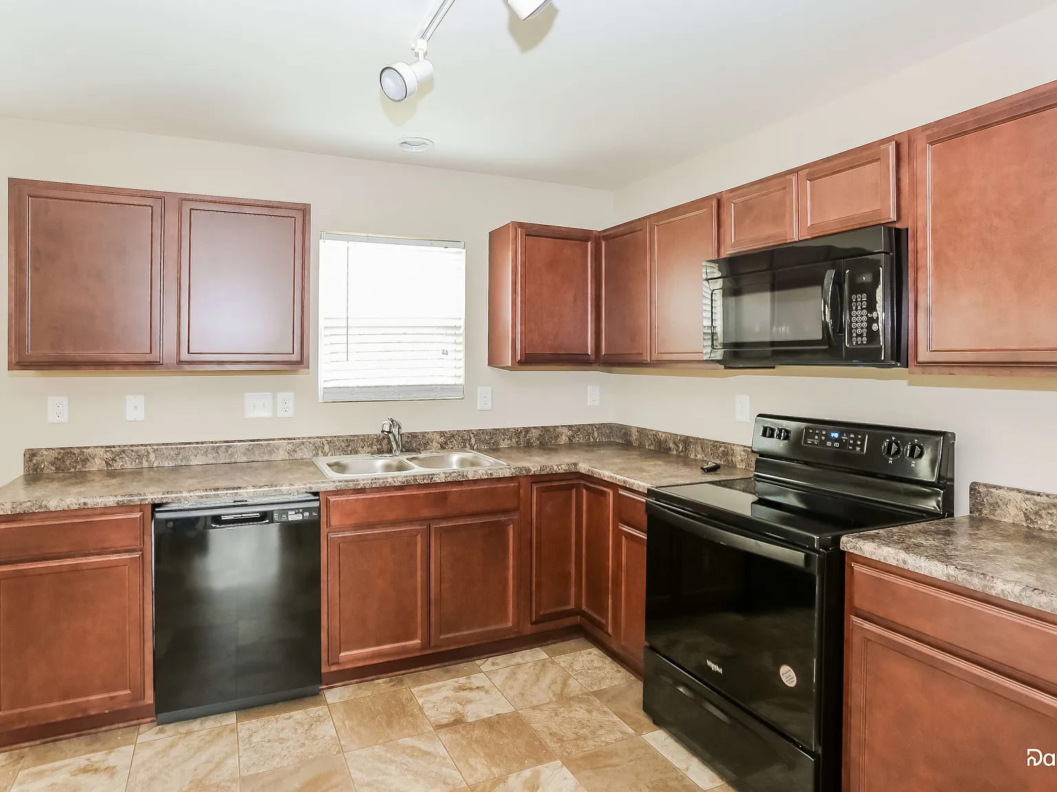 3 bed, 2.5 bath, 1607 sqft, $2,010 — Photo 4