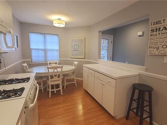 4th image of 103 Forster Pl