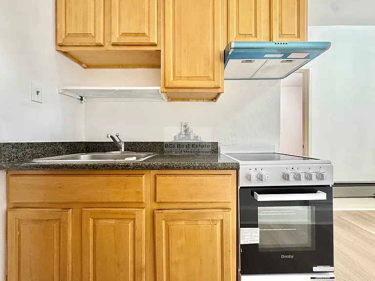 910 Clay St #1 — Photo 6