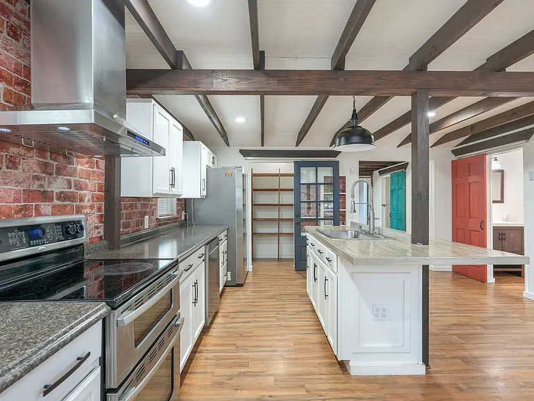 271 Bracewell St — Photo 2