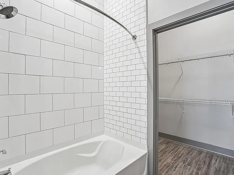 Lenox - Bathroom 2
