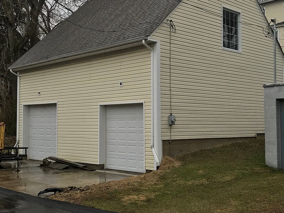 28’ x 32’ - 2 story garage. 