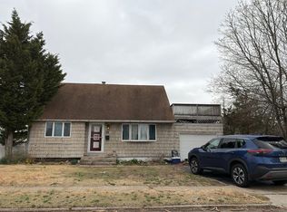 11 Woodcrest Rd, Hicksville, NY