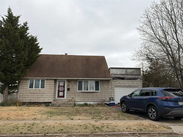 11 Woodcrest Rd, Hicksville, NY 11801