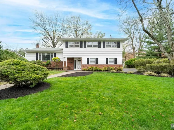46 Brown Cir, Paramus, NJ 07652
