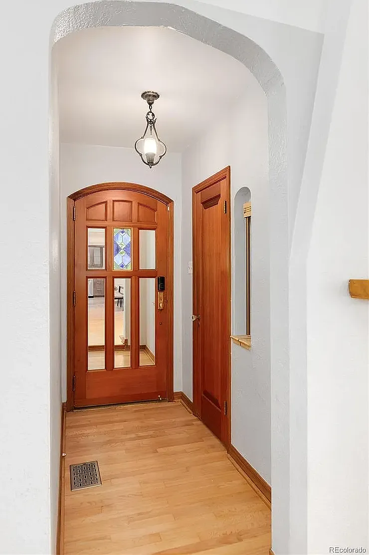 5 bed, 2368 sqft, $3,500 — Photo 2