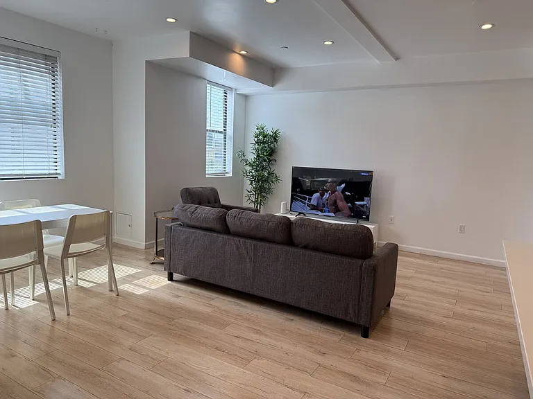 137 W 6th St #201 — Photo 4