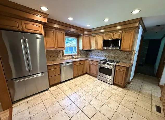 115 Columbia Dr — Photo 2